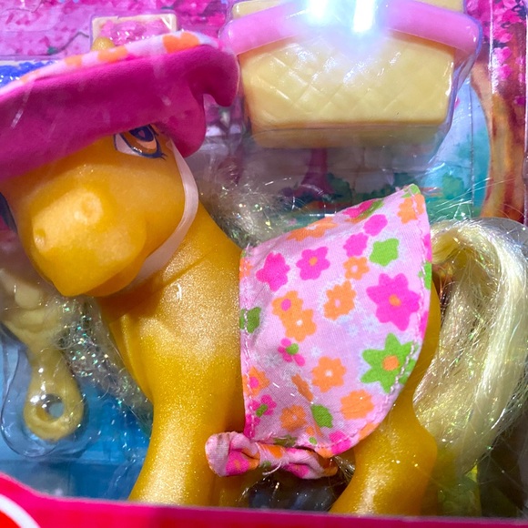 MY LITTLE PONY G3 NWT 2003 BERRY PICKIN’ FUN WITH BUTTERSCOTCH PRETTY FASHIONS - Picture 3 of 16